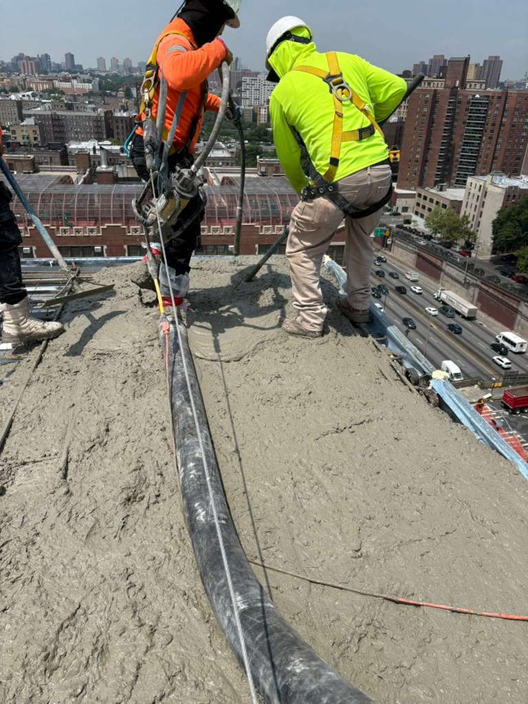 Cuadrilla en azotea trabajando con seguridad en NYC